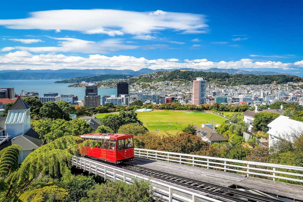 New Zealand  >  Wellington  >  cityscape / cable car